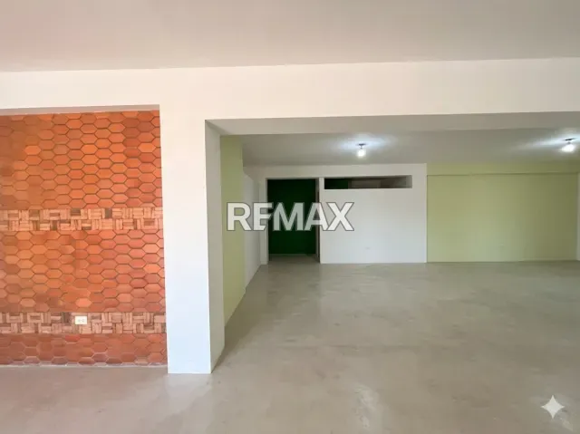 Local comercial de 150 m² en alquiler, 3 baños y 5 puestos de estacionamiento - Foto 1