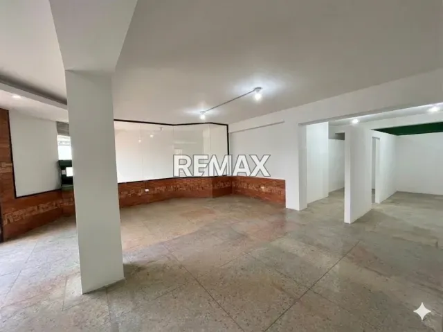Local comercial de 150 m² en alquiler, 3 baños y 5 puestos de estacionamiento - Foto 2