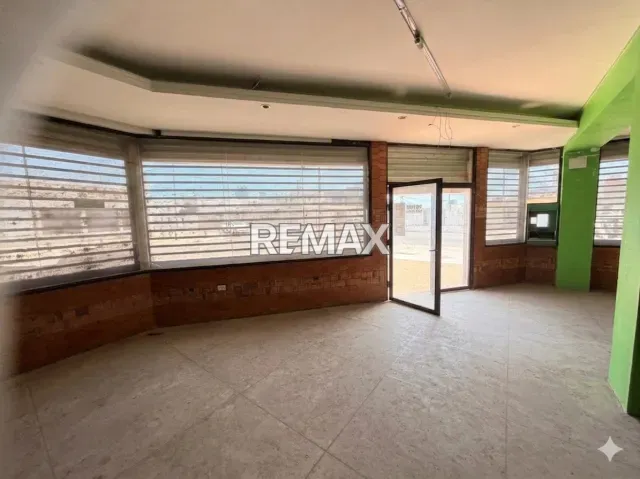 Local comercial de 150 m² en alquiler, 3 baños y 5 puestos de estacionamiento - Foto 3