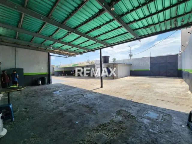 Amplio galpón industrial de 300 m² en venta, doble acceso en Avenida Las Acacias - Foto 1