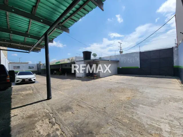 Amplio galpón industrial de 300 m² en venta, doble acceso en Avenida Las Acacias - Foto 2