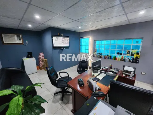 Amplio galpón industrial de 300 m² en venta, doble acceso en Avenida Las Acacias - Foto 4