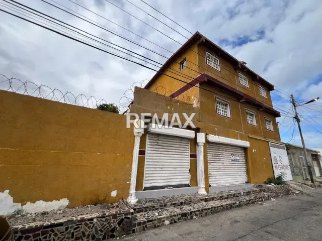 Amplio edificio de 800 m² en alquiler con locales y apartamento en el centro de Punto Fijo - Foto 1