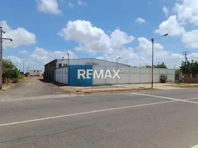 Amplio galpón industrial de 1.400 m² en venta, Villa Marina, Edo. Falcón - Foto 1