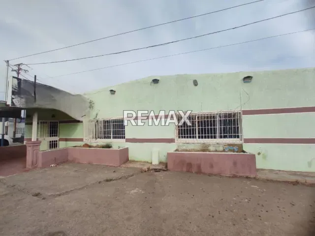 Amplio galpón de 600 m² en alquiler con 5 baños y 10 estacionamientos en La Puerta Maraven - Foto 1