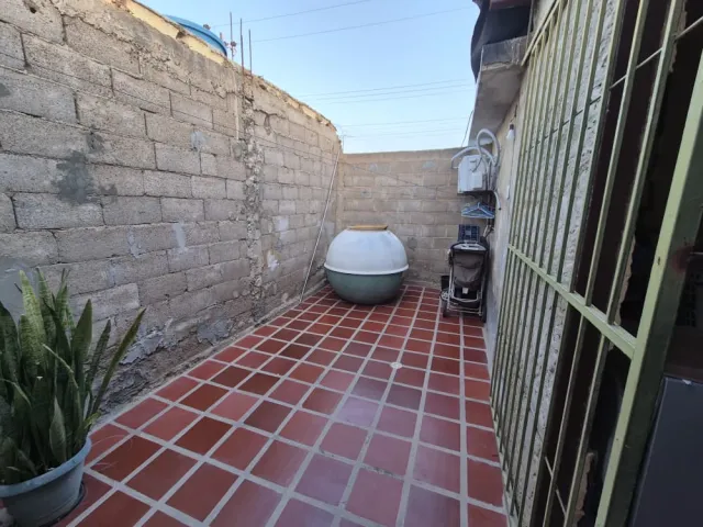 Cálida casa de 2 hab. con área social y 2 aires acondicionados en venta, Falcón - Foto 2