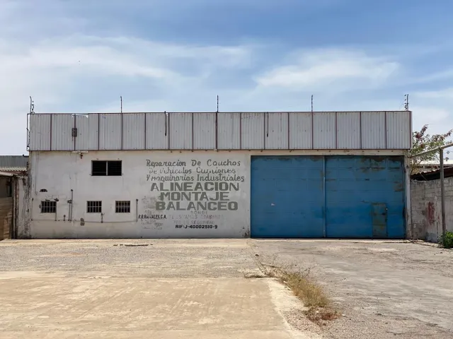 Amplio galpón de 1.400 m² en alquiler, ideal para industria en Punto Fijo - Foto 1