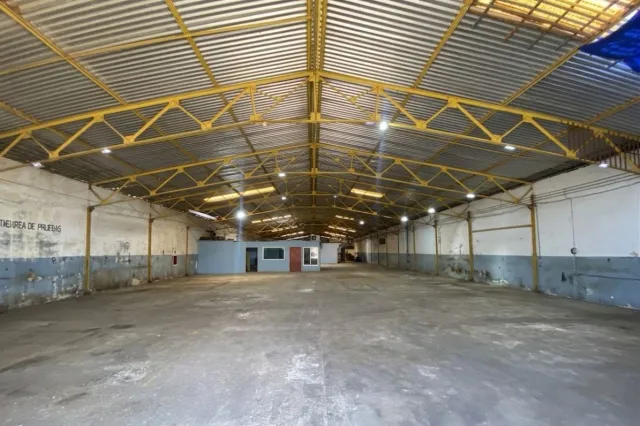 Amplio galpón de 1.400 m² en alquiler, ideal para industria en Punto Fijo - Foto 3
