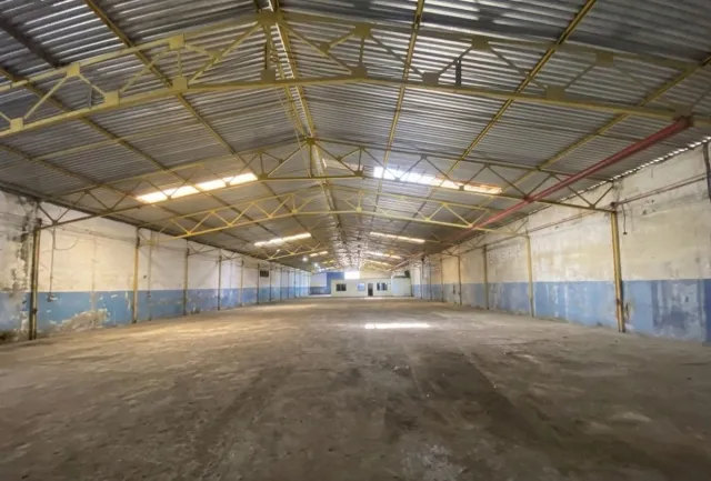 Amplio galpón de 1.400 m² en alquiler, ideal para industria en Punto Fijo - Foto 4
