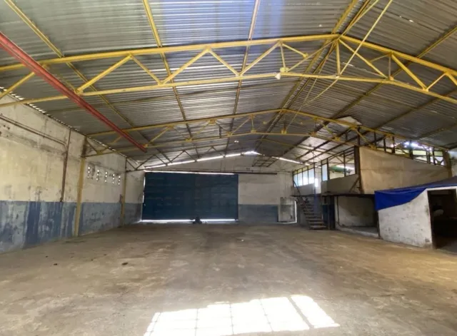 Amplio galpón de 1.400 m² en alquiler, ideal para industria en Punto Fijo - Foto 5