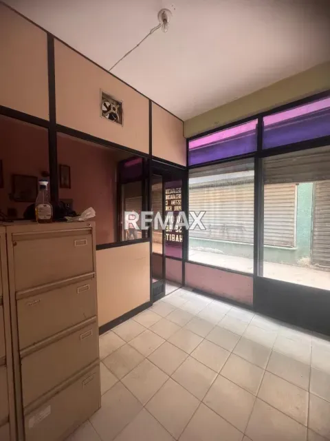 Local comercial de 18 m² en venta en el centro de Punto Fijo, listo para operar - Foto 3