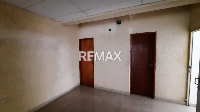 Local comercial de 45 m² en alquiler, con baño y excelente ubicación en Punto Fijo - Foto 2