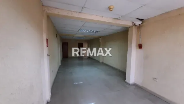 Local comercial de 45 m² en alquiler, con baño y excelente ubicación en Punto Fijo - Foto 3