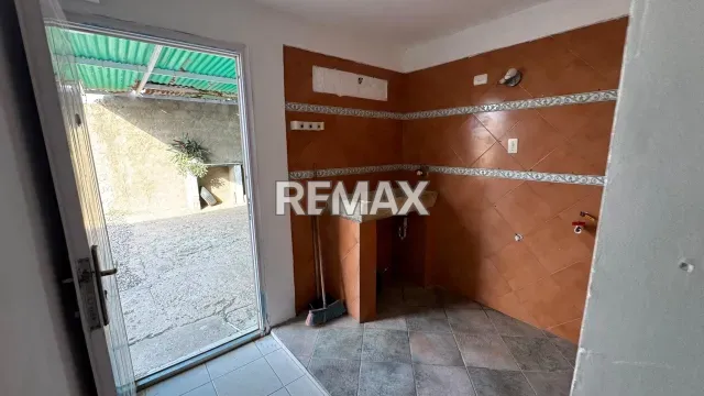 Amplia casa de 4 habitaciones y 4 baños en venta, gran garaje para 12 autos - Foto 5
