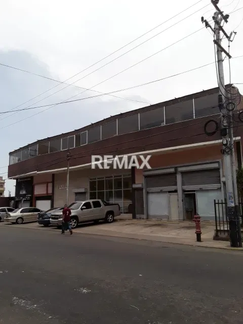 Local comercial de 55 m² con 2 baños en venta, ideal para oficinas en Punto Fijo - Foto 4