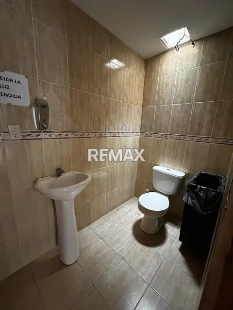 Local comercial de 55 m² con 2 baños en venta en el centro de Punto Fijo - Foto 2