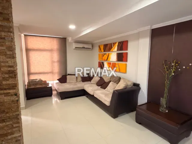 Elegante townhouse de 3 hab. y piscina en venta, cerca de Sambil, Cardón - Foto 1