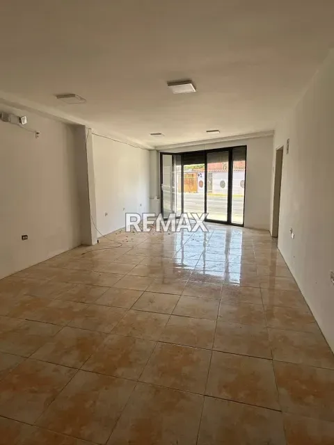 Amplio local comercial de 74 m² en alquiler con mezzanina en Avenida Principal, Punto Fijo - Foto 1