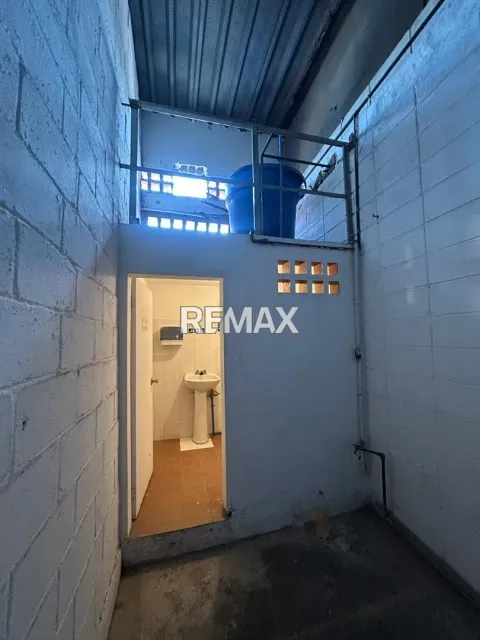 Amplio local comercial de 74 m² en alquiler con mezzanina en Avenida Principal, Punto Fijo - Foto 3