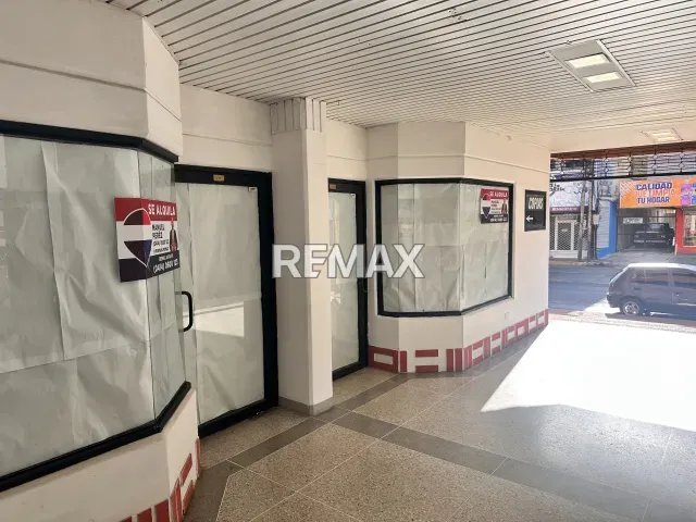 Amplio local comercial de 100 m² en alquiler, con 2 oficinas en el centro - Foto 1