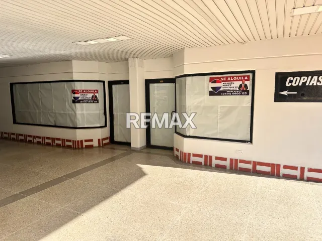 Amplio local comercial de 100 m² en alquiler, con 2 oficinas en el centro - Foto 2