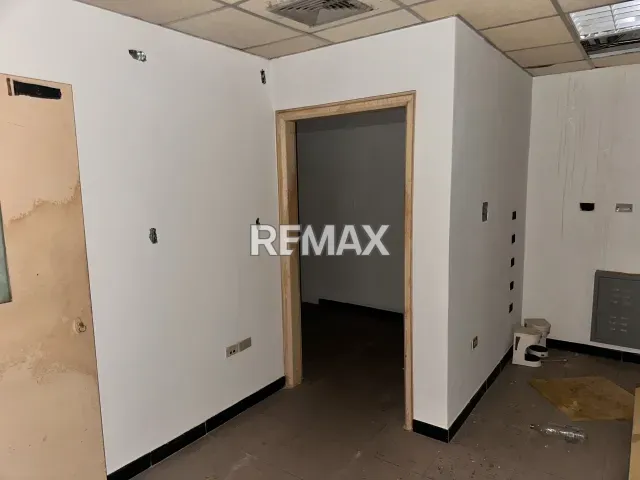 Amplio local comercial de 100 m² en alquiler, con 2 oficinas en el centro - Foto 5