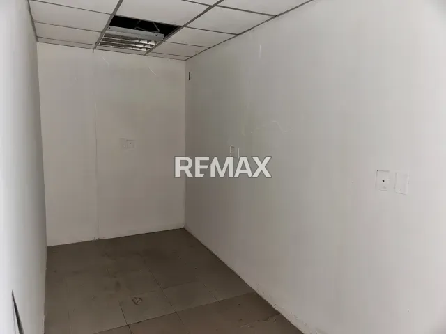 Amplio local comercial de 100 m² en alquiler, con 2 oficinas en el centro - Foto 6