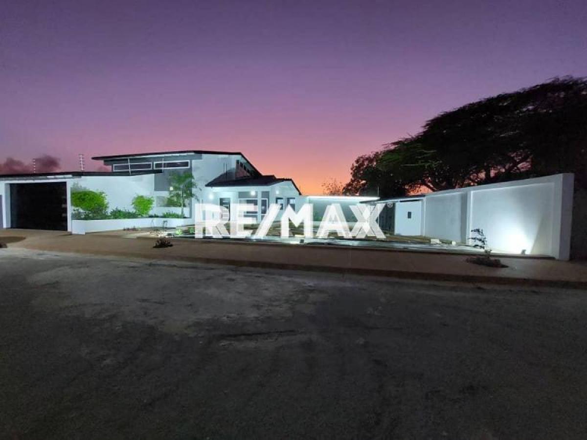 Amplia casa de 3 hab. con jardín y garaje en venta, Judibana La Lagunita. - Foto 1