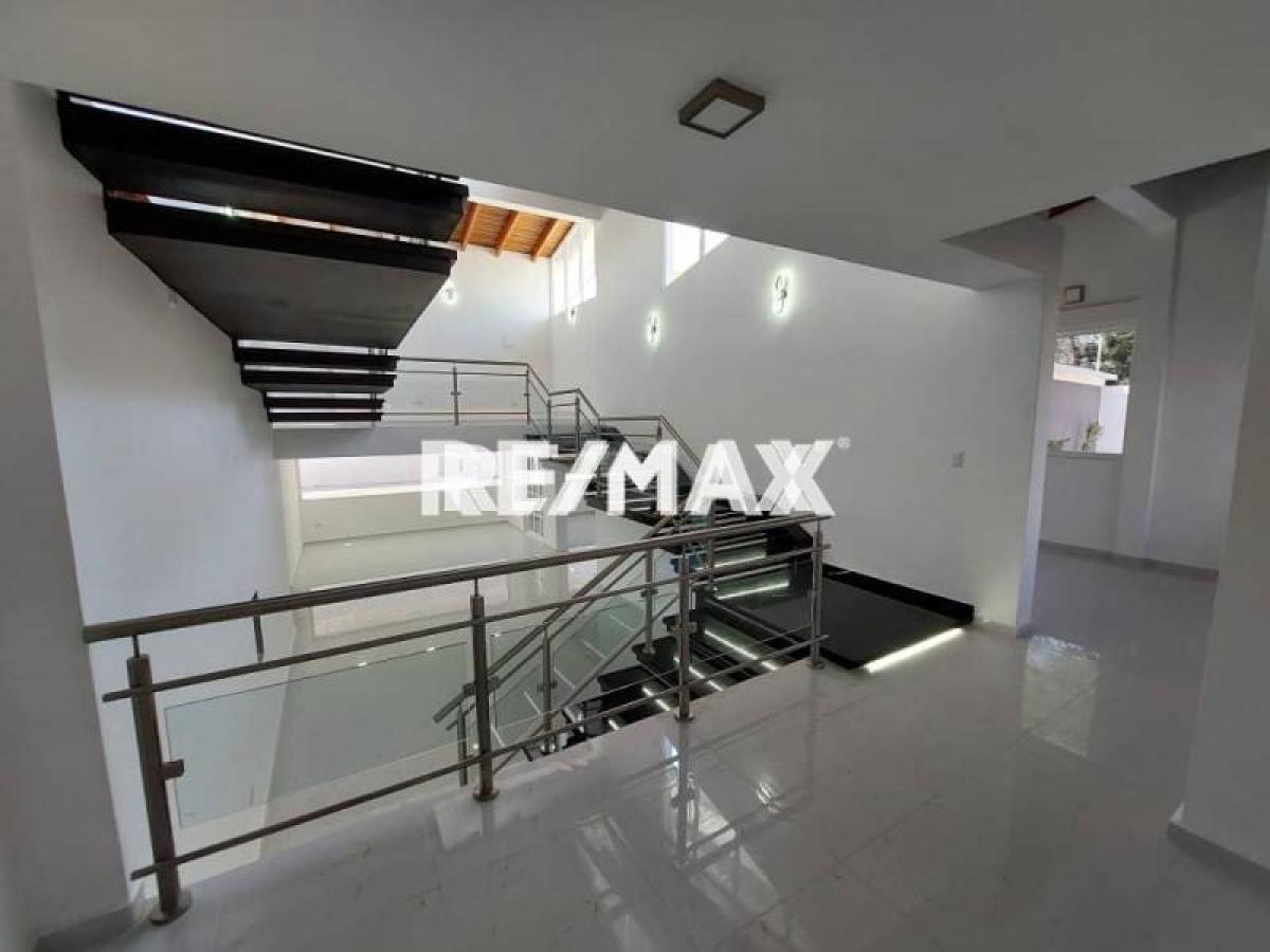 Amplia casa de 3 hab. con jardín y garaje en venta, Judibana La Lagunita. - Foto 3