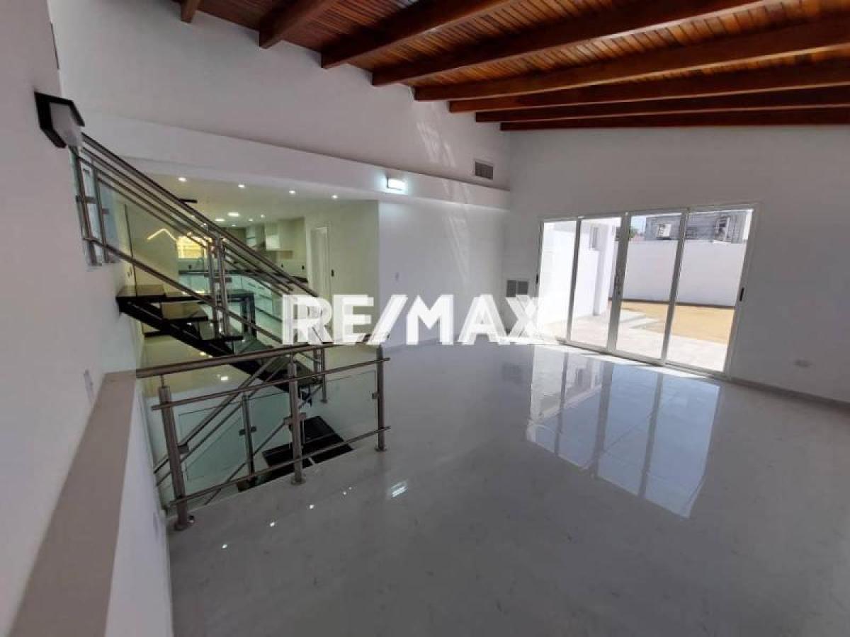 Amplia casa de 3 hab. con jardín y garaje en venta, Judibana La Lagunita. - Foto 5