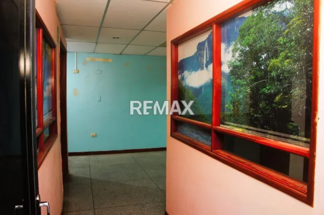 Edificio en alquiler de 140 m² con oficinas y excelente ubicación en Punto Fijo - Foto 4