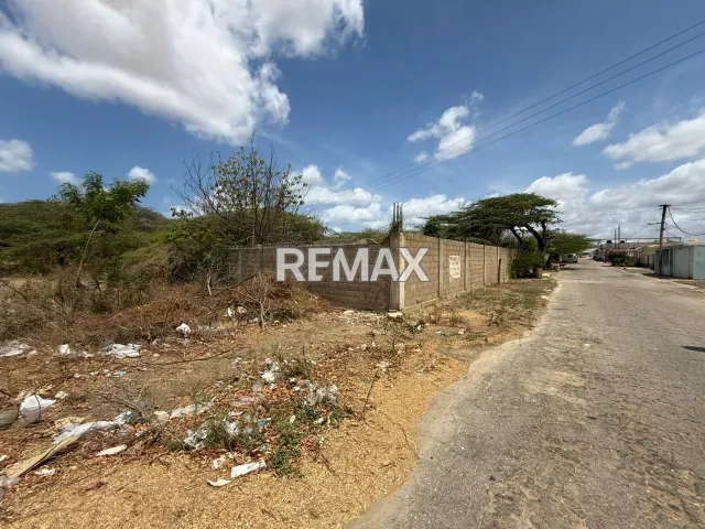 Terreno en venta de 1.184 m² en esquina, excelente inversión en Punto Fijo - Foto 3