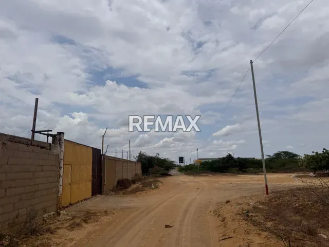 Amplio terreno comercial de 6.800 m² en venta, ideal para galpones en Punto Fijo - Foto 1