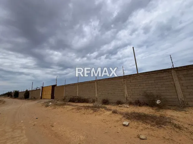 Amplio terreno comercial de 6.800 m² en venta, ideal para galpones en Punto Fijo - Foto 2