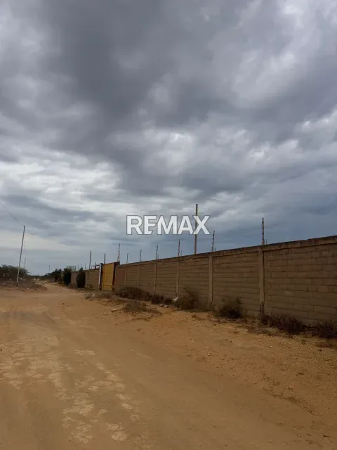 Amplio terreno comercial de 6.800 m² en venta, ideal para galpones en Punto Fijo - Foto 6