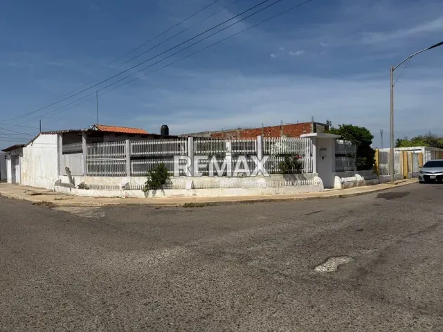 Casa de 5 hab. y anexo independiente en venta, 334 m² en Puerta Maraven, Falcón - Foto 1