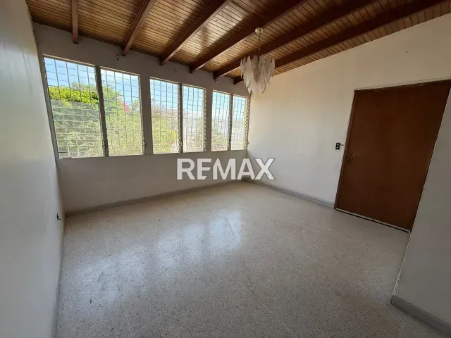 Casa de 5 hab. y anexo independiente en venta, 334 m² en Puerta Maraven, Falcón - Foto 3