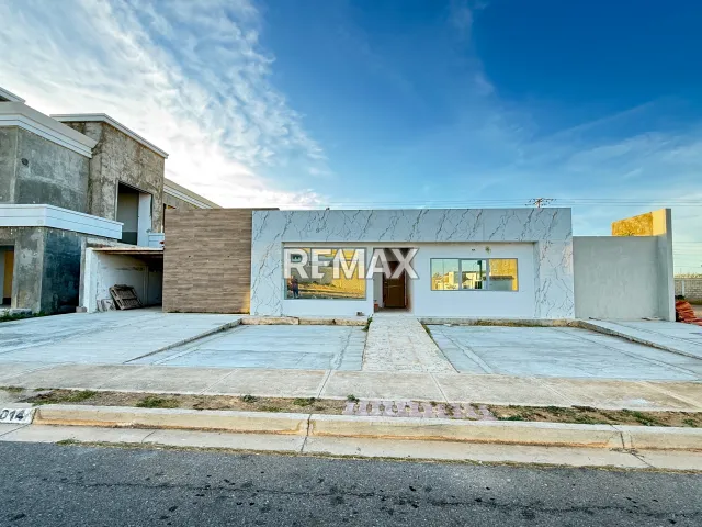 Elegante TownHouse de 3 hab. y piscina en venta, zona exclusiva de Punto Fijo - Foto 1