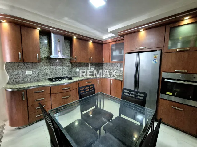 Casa de 4 habitaciones con cocina moderna y estacionamiento en venta, Punto Fijo - Foto 1