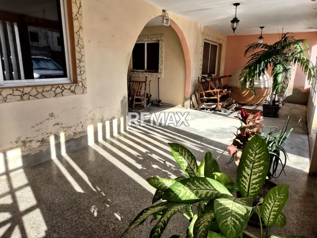 Casa de 4 habitaciones con cocina moderna y estacionamiento en venta, Punto Fijo - Foto 2