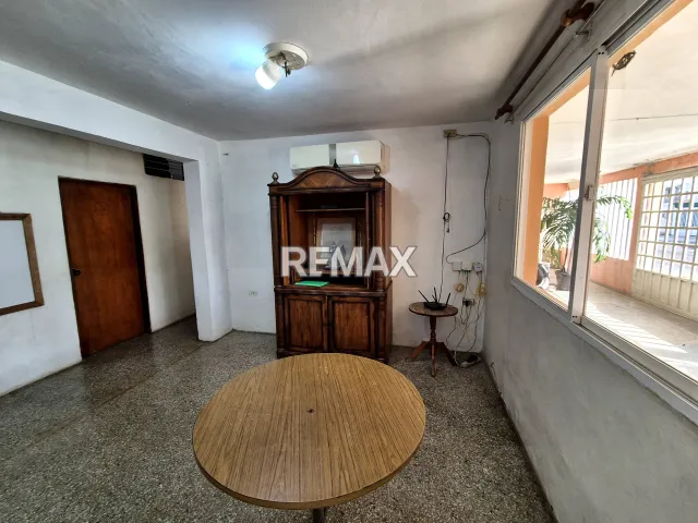 Casa de 4 habitaciones con cocina moderna y estacionamiento en venta, Punto Fijo - Foto 3