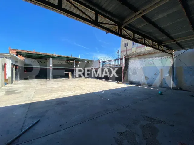 Amplio local industrial de 400 m² con oficinas en alquiler, centro de Punto Fijo - Foto 2