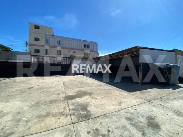 Amplio local industrial de 400 m² con oficinas en alquiler, centro de Punto Fijo - Foto 3