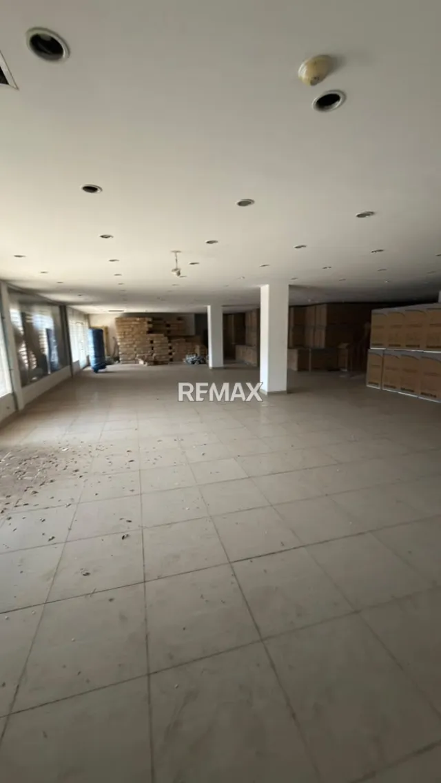 Edificio comercial en alquiler con almacen y oficinas administrativas - Foto 2